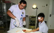 Đốt kíp mìn chơi, học sinh bị vỡ thủy tinh thể, tháo khớp ngón tay