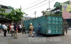 Xe container mất lái lật ngang đường, 1 người tử vong