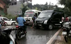 Tuyên Quang: Ô tô con đối đầu xe khách, 5 người bị thương