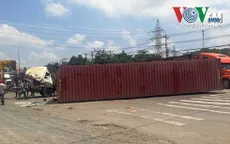 Hà Nội: Vào cua gấp, xe container lật nhào, tài xế thoát chết