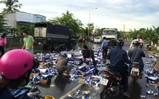 Người dân Đồng Nai giúp tài xế thu dọn hàng nghìn lon bia rơi vãi