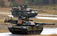 Mỹ đưa hàng loạt xe tăng, xe quân sự tới châu Âu
