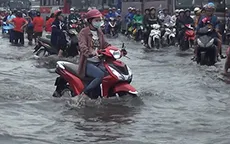 Giao thông TP.HCM hỗn loạn trong mưa