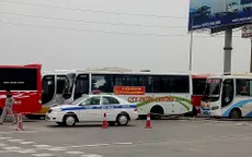 Hàng chục xe khách kéo đoàn trên cao tốc phản đối điều chuyển luồng tuyến