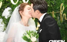 Tài tử Joo Sang Wook hôn vợ say đắm trong lễ cưới