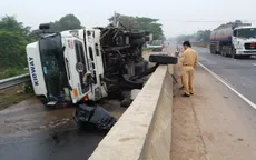 Quảng Trị: Xe tải rơi bánh trước, lật trên Quốc lộ 1