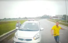 Clip: Lái xe taxi đi ngược chiều, lấy hung khí định đánh người