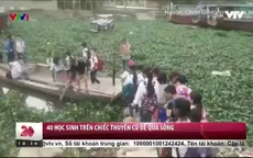 Thót tim nhìn 40 em học sinh chen nhau trên chiếc thuyền cũ để tới trường