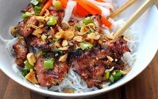 Thưởng thức món bún thịt nướng thơm nức mũi tại TP.HCM