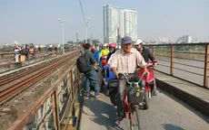 Người dân hiếu kỳ đứng đông nghẹt cầu Long Biên xem gỡ bom