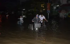Triều cường gây ngập, người dân lội trong nước đen ngòm về nhà