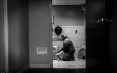 Hình ảnh nữ y tá giúp sản phụ mới sinh trong nhà vệ sinh gây xúc động mạnh