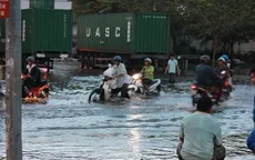 Mưa kéo dài 2 giờ, hàng loạt tuyến đường tại TP.HCM ngập sâu