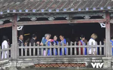 Phu nhân/phu quân APEC chụp ảnh selfie giữa phố cổ Hội An