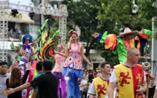 Phố đi bộ Hồ Gươm sôi động lễ hội Carnival bất chấp mưa gió