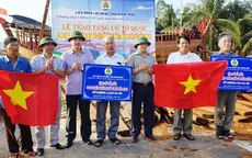 Tặng cờ Tổ quốc cho ngư dân Quảng Bình