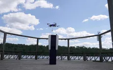Drone mang đồ uống cho du khách trên bãi biển