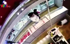 Mẹ đẻ đưa con trai đi ăn trộm nữ trang tại Mỹ