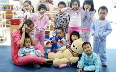 Các bé mẫu giáo ngộ nghĩnh mặc đồ ngủ… đi học