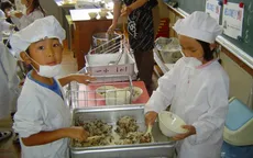 Nhật Bản: Giáo dục ý thức và công việc cho học sinh với bữa trưa trong trường học
