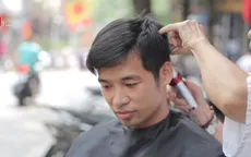 Cụ bà 80 tuổi 60 năm cắt tóc cho nam giới ở phố cổ Hà Nội