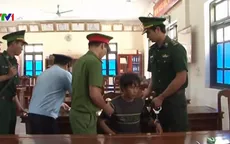 Bắt đối tượng vận chuyển 10 kg ma túy đá về Việt Nam
