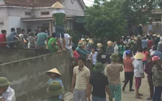 Giải cứu một phụ nữ nghi bắt cóc trẻ em bị người dân bao vây