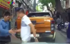 Clip: Ứng xử đẹp, 2 tài xế bắt tay sau va chạm giao thông