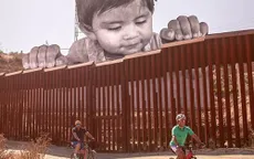 Chân dung bé trai di cư khổng lồ ngó qua biên giới Mỹ - Mexico