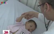 Cứu sống bé trai 8 tháng tuổi bị bọ quýt chui vào khí quản