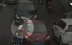 Bé gái sống sót kỳ diệu khi bị 2 ô tô chèn qua người