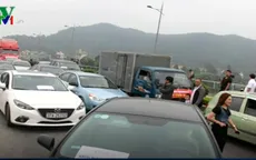 Hàng trăm ô tô dàn hàng phản đối trạm thu phí BOT cầu Bến Thủy