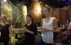 Lớp học yoga… với bia