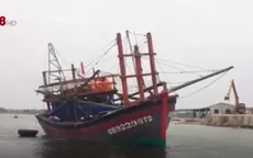 Cửa biển bồi lấp khiến nhiều tàu cá gặp khó khăn