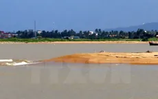 Biển Cửa Đại bị bồi lấp sau lũ, nhiều tàu thuyền không thể ra khơi