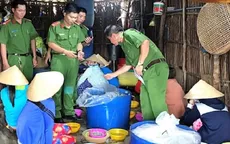 Bắt quả tang cơ sở bơm tạp chất vào tôm ở Cà Mau