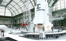 Tàu vũ trụ bay lên nóc nhà tại Tuần lễ thời trang Paris