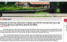 Trưởng Ban Pháp chế, cán bộ thanh tra tỉnh mang tài liệu vào phòng thi cao học
