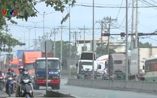 Người dân khốn khổ vì bãi xe container gần cảng Cát Lái gây ô nhiễm