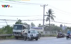 Xe tải chở vật liệu - “Hung thần” trên cầu Xây Dựng