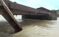 Lao xuống sông, lái xe công nông nguy kịch