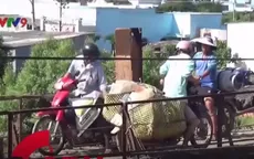 Cầu cũ xuống cấp nghiêm trọng, cầu mới vẫn còn dở dang