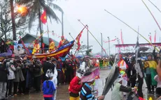 Người dân nô thức tham gia lễ hội cầu ngư
