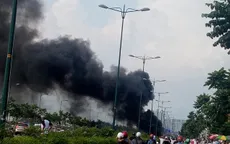 TP.HCM: Xe máy chở can xăng cháy ngùn ngụt trên đại lộ