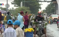 Khó giải quyết tình trạng buôn bán nhếch nhác ngoài chợ Bình Điền, TP.HCM