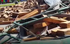 Thoát nạn hy hữu khi xe container lật