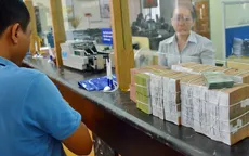 Tạm giữ người mang 100.000 USD nghi tiền giả