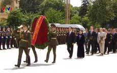 Chủ tịch nước dâng hoa tượng đài Chiến thắng ở Belarus