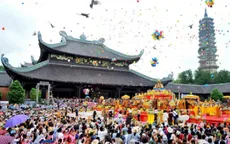 Chấn chỉnh việc ăn mặc phản cảm tại di tích