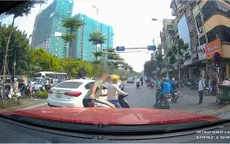 Ông Tây nhấc bổng xe máy của người phụ nữ thiếu ý thức tham gia giao thông